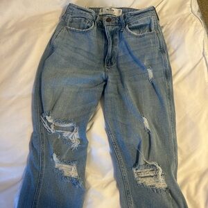 Hollister 
3R 
W 26 
L 27 
Ripped mom jean